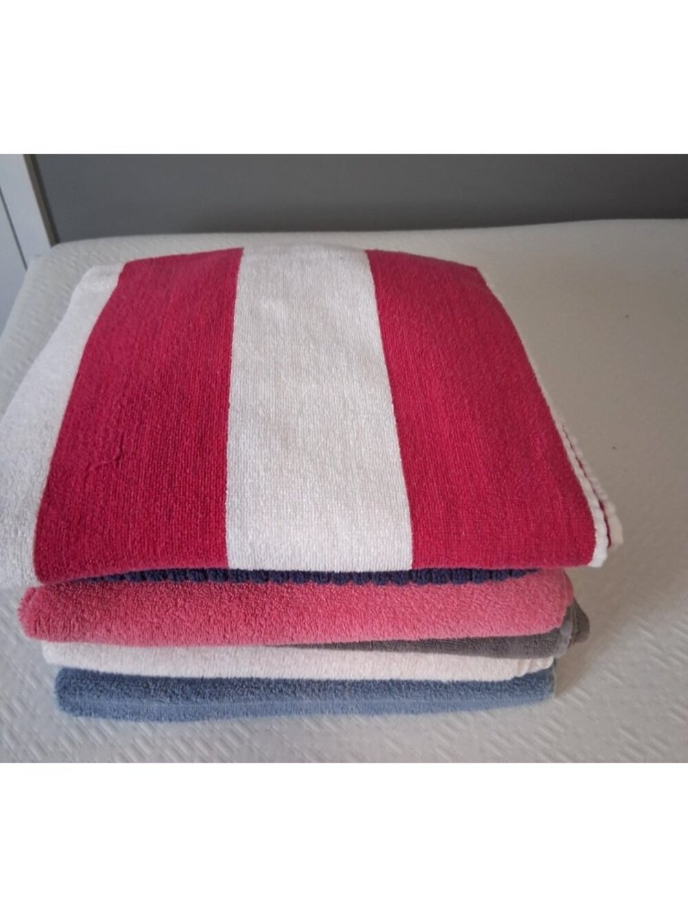 Lot of 6 full length bath towels thick and soft one is a Tommy Hilfiger